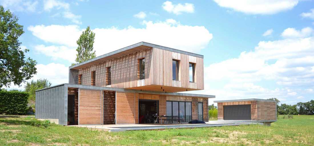 Maison contemporaine écologique en bois et béton dans le Rhône